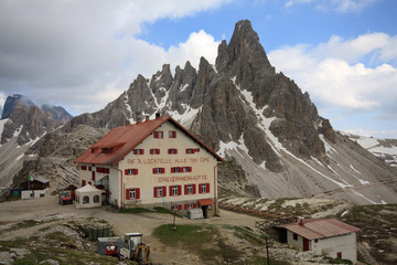 Fototapeta na wymiar Locatelli i górskie schronisko Paterno (Dolomity)