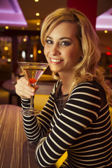 Attraktive blonde Frau in einer Bar
