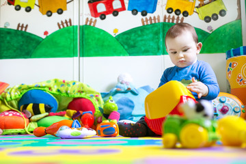 Obraz premium baby playing with toys