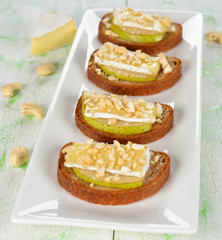 Toast with Camembert, pear and  nuts