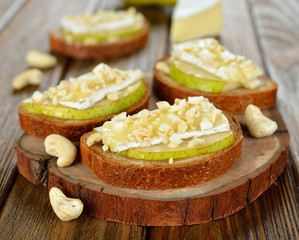 Toast with Camembert, pear and  nuts