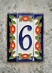 Numero civico 6, fatto in ceramica e dipinto a mano