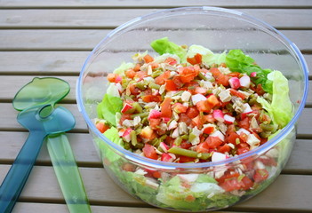crudités,salade,tomate,radis,laitue,poulet
