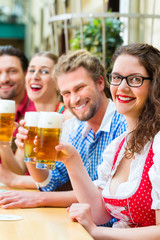 Leute in Bayerischer Tracht in einer Wirtschaft oder Restaurant