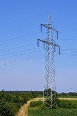 Strommast im Grünen