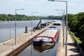 Schleuse Muehlheim Oberwasser Binnenschiffe - 1