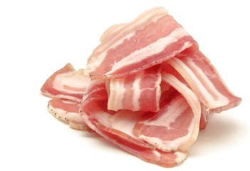 Lonchas de bacon sobre fondo blanco