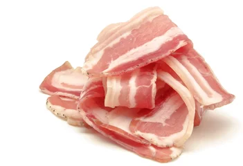 Foto op Plexiglas Lonchas de bacon sobre fondo blanco © dulsita