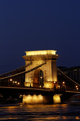 Obraz premium Night image of the hungarian chain Bridge