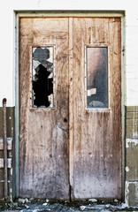 Alte Tür in Fabrikgebäude vor dem Abriss