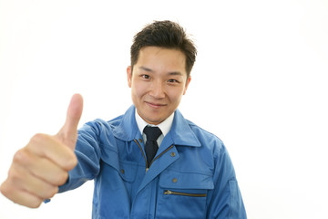 ガッツポーズの作業員