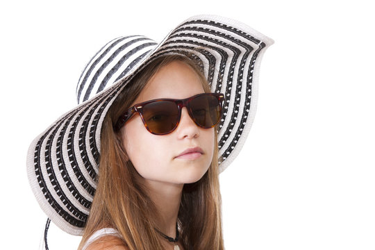 chica con sombrero y gafas de sol