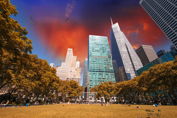 Obraz premium Beautiful upward view of Skyscrapers in Bryant Park, New York