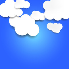 Weiße Wolken am blauen Himmel