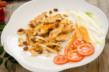 Pollo fritto condito con carota,uva passa e pinoli