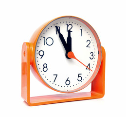Orange Uhr zeigt "Fünf vor Zwölf"