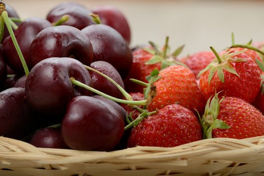 Cestino di fragole e ciliege