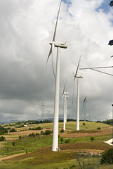 turbine eoliche nelle campagne di Salerno in Italia