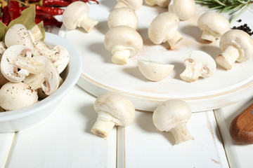 funghi champignon sfondo bianco