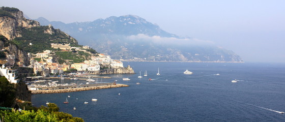 Vue sur le port d'Amalfi - Côte Amalfitaine - Italie