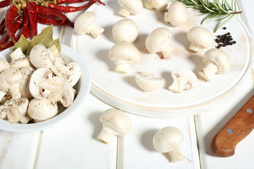 funghi champignon sfondo bianco