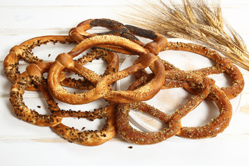 pretzel su sfondo bianco