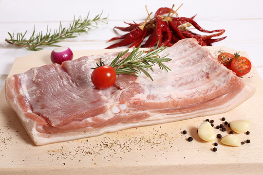  carne petto di maiale  sfond legno bianco