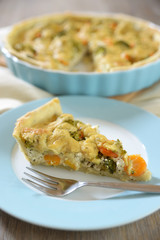 Ein Stück Quiche mit Tofu und Hefeschmelz