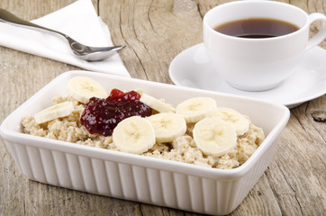 porridge with banana slices and raspberry marmalade