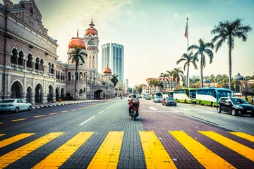 Selbstklebende Fototapete Kuala Lumpur Straße vor dem Sultan Abdul Samad Building in Malaysia