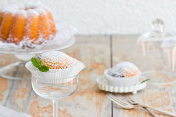 Cupcakes dekoriert mit Minzblatt und Puderzucker
