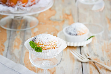 Muffins mit Minzblatt und Puderzucker