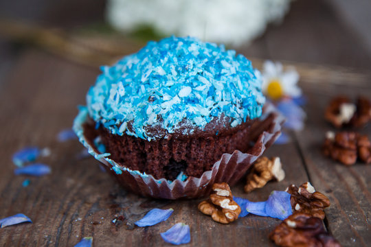 niebieskie ciastko czekoladowe