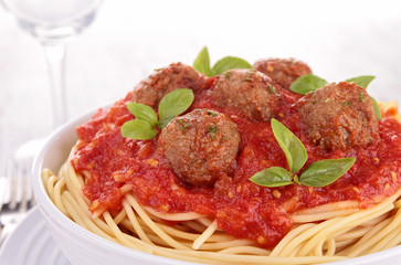 bowl of spaghetti and meatball