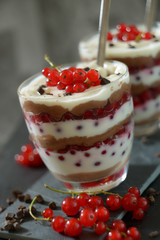 Dessert mit Johannisbeeren