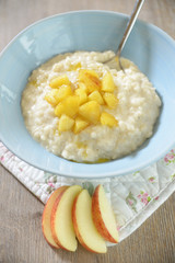 Milchreis mit karamellisierten Äpfeln