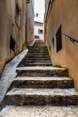 Fototapeta premium Wąska ulica w średniowiecznym mieście Rovinj, Istria, Chorwacja