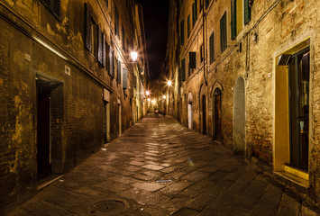 Ruelle étroite avec de vieux bâtiments dans la ville médiévale de Sienne, Tusca