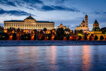 Naklejka premium Moscow Kremlin and Moscow River Illuminated in the Evening, Russ