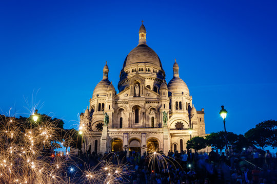 Fototapeta Sacre Coeur Cathedral on Montmartre Hill at Dusk, Paris, France