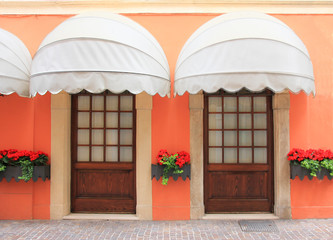 mediterrane Fassade mit 2 Türen