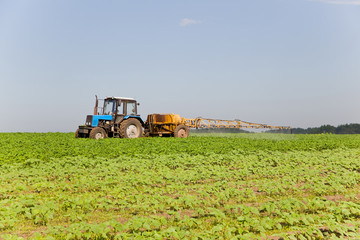 Obraz premium Tractor spraying the field