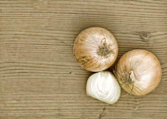 zwiebeln auf holz