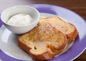 Fototapeta na wymiar French toast with yogurt