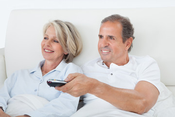 Obraz premium Happy Couple Watching Television