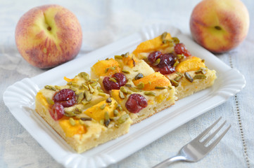 Blechkuchen mit Aprikosen und Kirschen