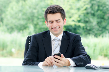junger geschäftsmann mit smartphone © Racle Fotodesign
