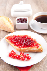 Brötchen mit Marmelade