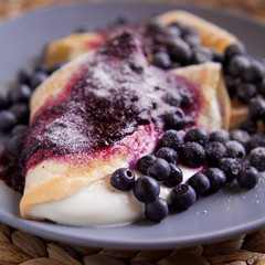 naleśniki z serem i jagodami jagoda naleśnik ser biały śmietana © JoannaTkaczuk