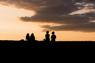Fototapeta na wymiar ludzie na zachodzie słońca
